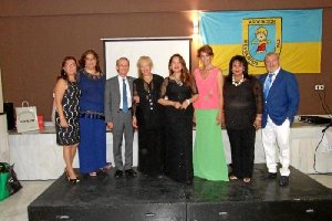 El vicepresidente de Mensajeros de la Paz, con Ángela Carrasco, Irma Soriano, Laura Negrillo, y Nieves Tirez, con José Luis Gil. 