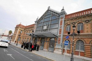 Fachada del edificio de la vieja Estación del Tren de Almería que será rehabilitado. 