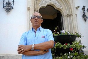 Enrique marín  está ligado a la imagen de la Virgen del Mar desde que era acolitillo con el Padre Vicente.