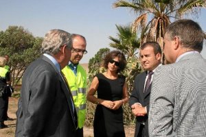 El alcalde,  Salvador Hernández, con el director de la planta Julio Pérez,  el subdelegado del Gobierno, Andrés García Lorca, y miembros del equipo d