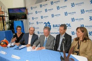 El presidente de los veteranos de España en la firma del acuerdo.