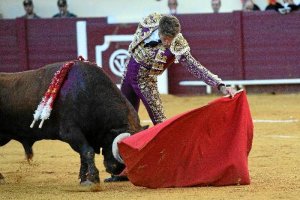 Escribano torea largo y hondo al segundo de su lote.