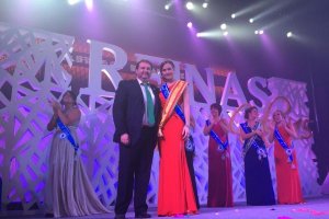 Aroa Rivera, reina de las fiestas, con el teniente de alcalde