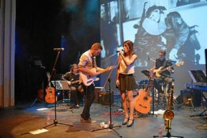 Álex García y Priscila Hernández, una de sus coristas, junto a parte de la banda.