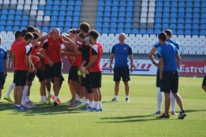 Curiosa imagen con Soriano pasando entre los compañeros.