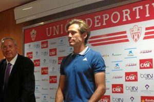 Corona en primer plano y Manolo García al fondo.