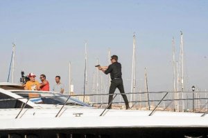 Rodolfo Sancho y Fede Aguado, en un momento del rodaje de ‘Mar de plástico’ en Almerimar.