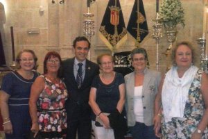 El hermano mayor de la Hermandad, Isaac Vilches, con la responsable del Taller-Escuela, Carmen Muley; y el resto de alumnas.