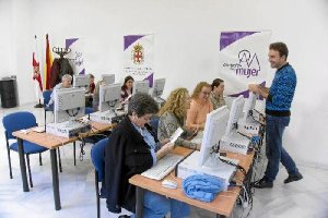 Momento de una de las actividades que se realizan en el Centro de la Mujer en  c/ Antonio Muñoz Zamor