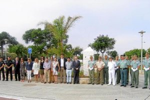 Foto de familia tras descubrir la placa de los jardines