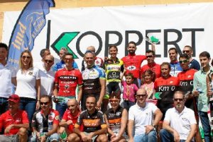 Podio de vencedores en una carrera que bate récord.