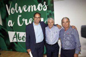 Juan Serrano (c), acompañado de Cesar Nohales (i) y José Alberola (d).