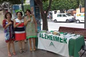 Pilar Barroso, Gracia Fernández y Esther Fernández en la cuestación a favor del Alzheimer.