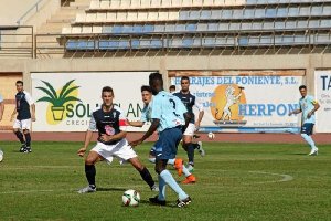 Gomis conduce el balón entre los jugadores accitanos.