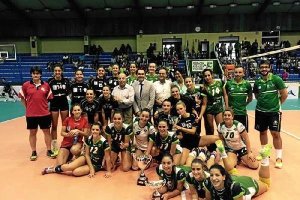 Las campeonas posan en el centro de la pista.