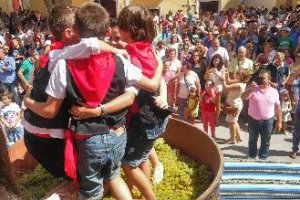 Los niños pisadores y el público asistente