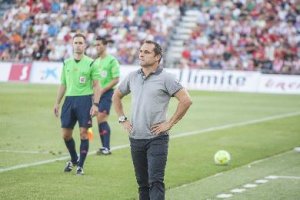 Sergi Barjuan enfadado con las decisiones arbitrales.