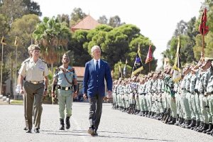 El ministro de Defensa, Pedro Morenés, pasa revista a las tropas. Más de 2.000 legionarios participaron  en la conmemoración del 95 aniversario de la