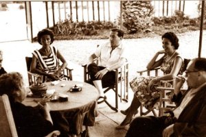 Los Fuentes en el porche de la casona que aún se conserva en la playa del Algarrobico