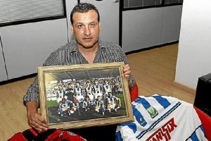 El jugador con una imagen de su etapa de jugador pepinero.