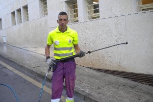 Juan Francisco con su instrumento de trabajo