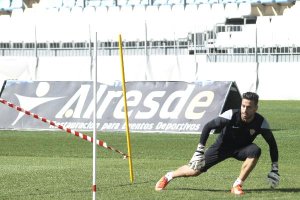 Casto detiene el balón esta mañana en el Estadio.