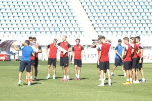 Charla de Sergi a los futbolistas durante la sesión.
