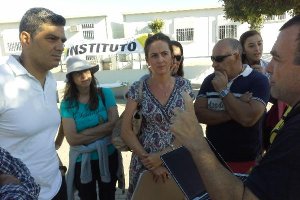Los parlamentarios del PP Pablo Venzal y Aránzazu Martín, con los padres del IES El Toyo.