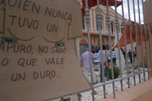 Carteles de protesta e la Escuela del Mármol.