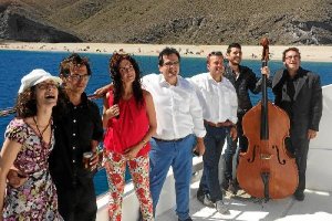 Autoridades y músicos en la presentación en un catamarán que ha recorrido la bahía de Carboneras.