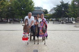 Aficionados rojiblancos en la Plaza Mayor de Lugo.
