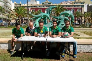 Los protagonistas junto a la fuente de Los Delfines.