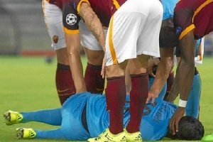 Los jugadores de La Roma junto al futbolista del Barça.