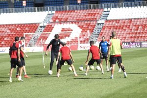 Sergi Barjuan atento a los rondos.