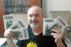 Santiago Girón muestra cinco ejemplares de su último título. 