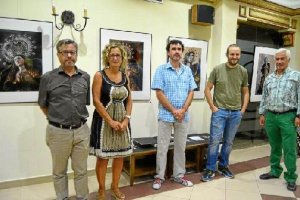 Inauguración de la muestra con el restaurador de la imagen y el fotógrafo, entre otros.