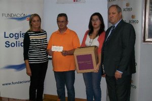 La familia del niño Antonio Jesús Sánchez recoge el cheque de la Fundación Seur.