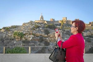 Vista del cerro de San Cristóbal desde la terraza del Ayuntamiento