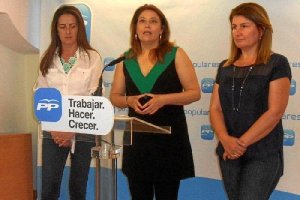 Las parlamentarias andaluzas Carmen Crespo (centro), Rosalía Espinosa (dcha) y Aránzazu Martín