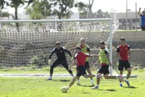 Iván Sánchez lanzando a la meta de Julián Cuesta.