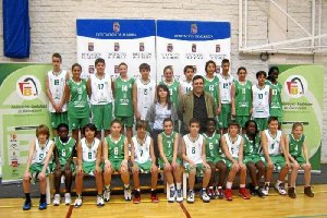 José Francisco Cara y Ángeles Martínez con las selecciones de mini-basket.
