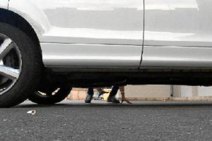 Los ladrones extraen el catalizador de los bajos de los coches