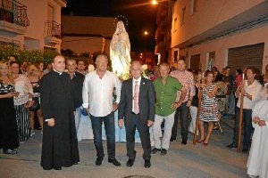 Juan, el nieto de los ‘salvadores’, con el sacerdote Ramón Garrido y el alcalde, el domingo.