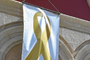 Lazo dorado que luce en la fachada del Teatro Apolo