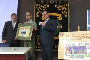 Morillas, Martín Cabrero y Gualda muestra el cupón en la base de Viator