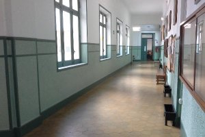 Pasillo del IES Celia Viñas en la capital.