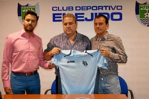 El entrenador celeste con Vicente Puertas y Javi Fernández.