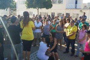 Los más de cien padres y madres de alumnos de El Toyo en la concentración de hoy.
