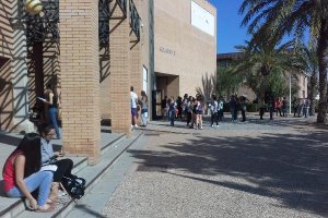 Alumnos en el campus de la UAL durante la primera convocatoria de Selectividad.
