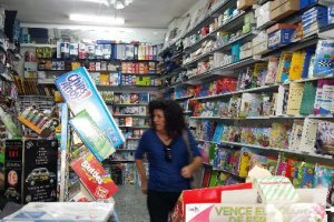 La Librería Ramón de la Cruz se encuentra en la Avenida Pío XII de Albox.